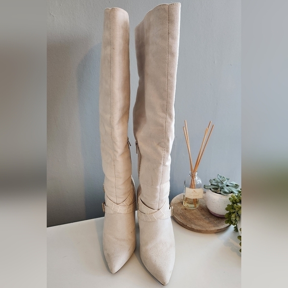 Cream Winter White Faux Suede Knee High Boots Size 6. Like new condition. - Picture 3 of 7